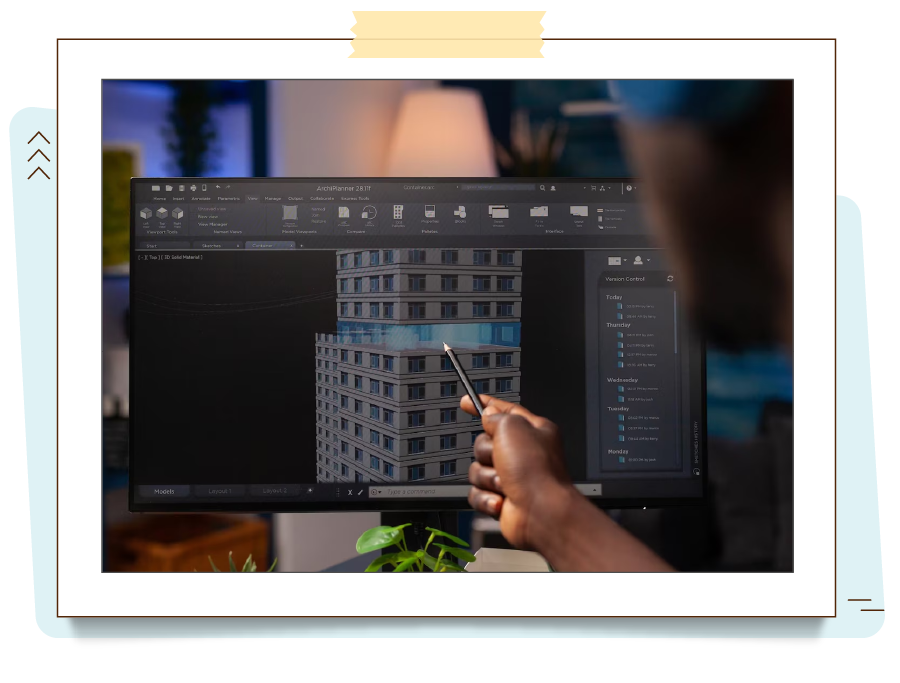 A imagem mostra um engenheiro apontando para um detalhe de um projeto que está sendo desenvolvido. Ele aponta na tela de um computador, um andar específico, selecionado em azul, de um edifício.